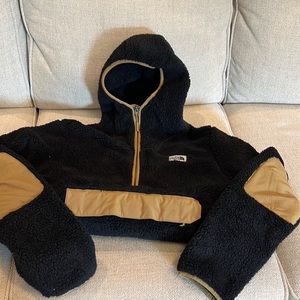 The North Face Men’s pullover sherpa